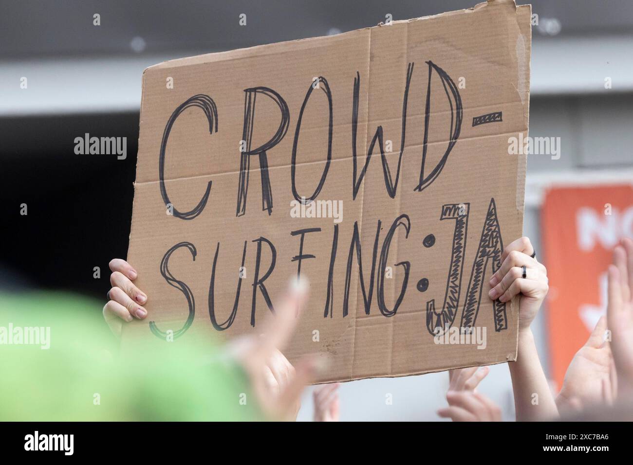 Adenau, 8. Juni 2024: Fan hält ein Schild mit der Inschrift Crowdsurfing: Yes while Electric Callboy Play at Rock am Ring. Das Festival Stockfoto