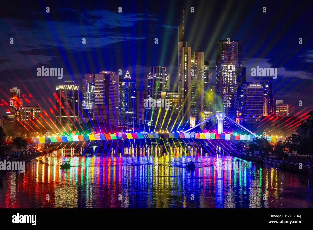 Am Mittwoch, den 12. Juni 2024, feiert die Stadt Frankfurt am Main den Start der Fußball-Europameisterschaft mit spektakulärem Licht Stockfoto