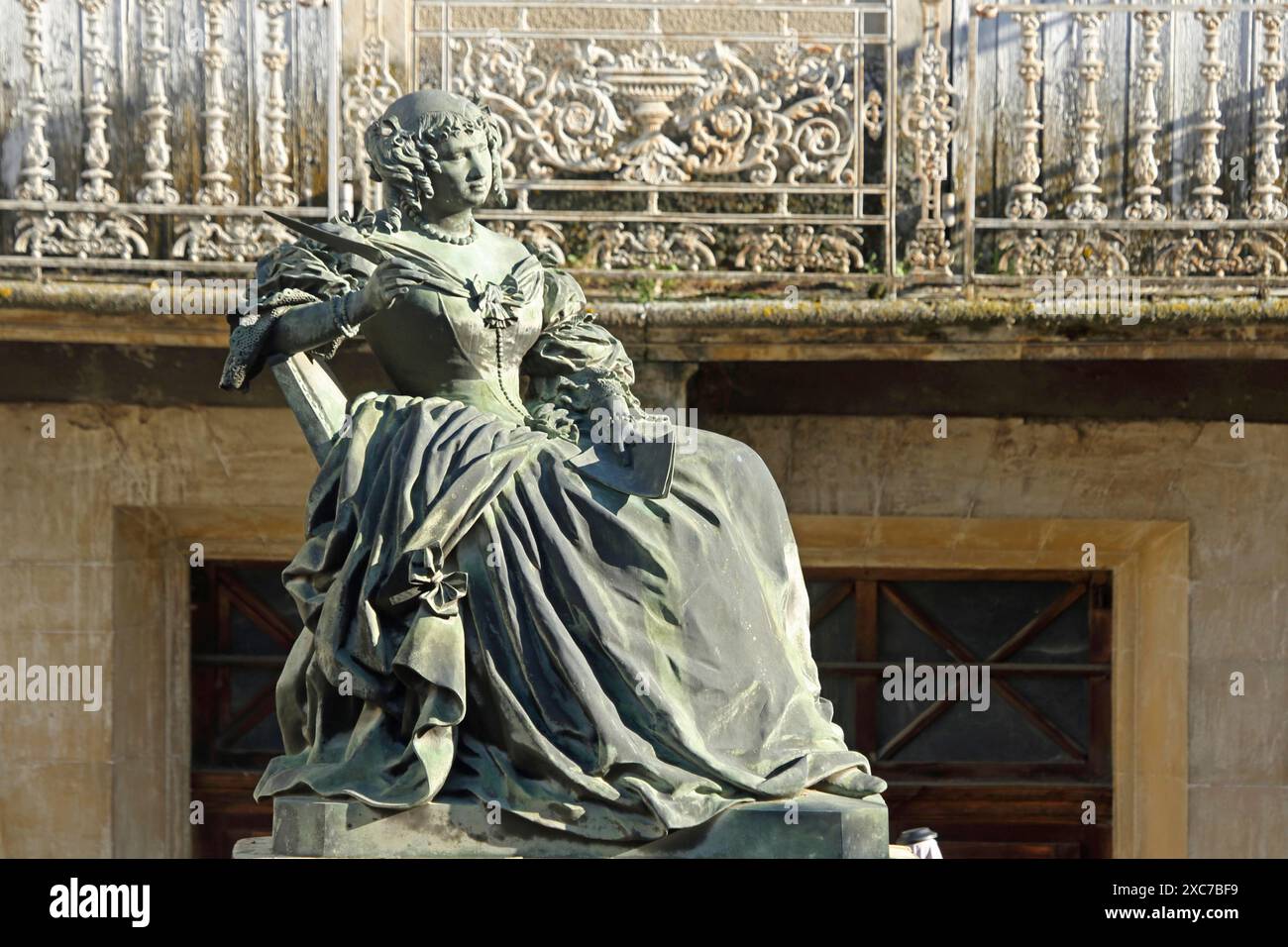 Brunnen und Denkmal mit Skulptur von Marquise de Sevigne, Madame, Französisch, Aristokratie, Adlige, sitzend, historisch, Kleid, Kleid, Rock Stockfoto