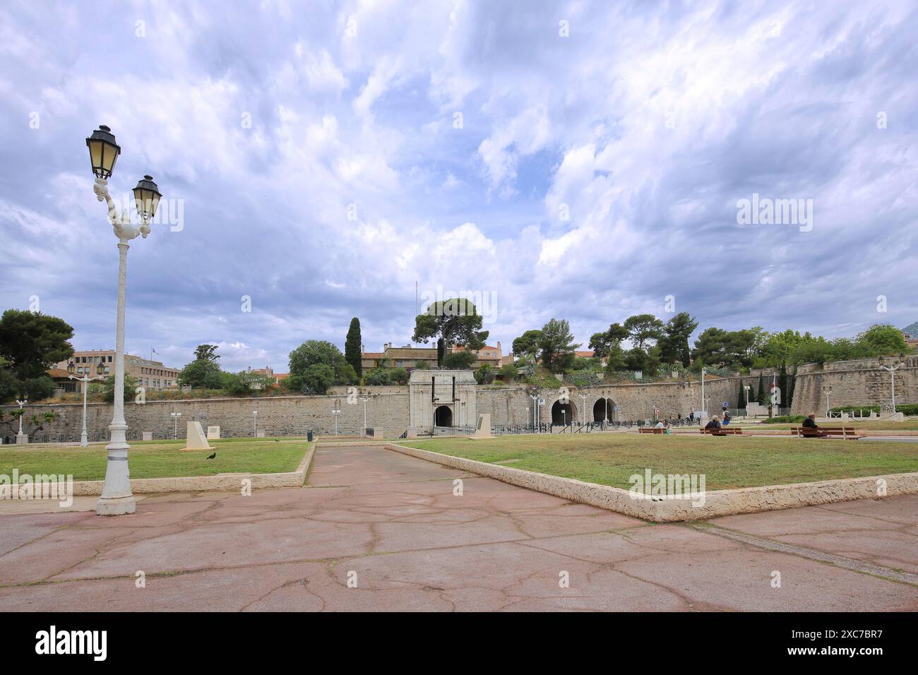 Historische Stadtbefestigungen mit Porte d'Italie, Place Armand Valle, Stadttor, Stadtmauer, Toulon, Var, Provence, Frankreich Stockfoto