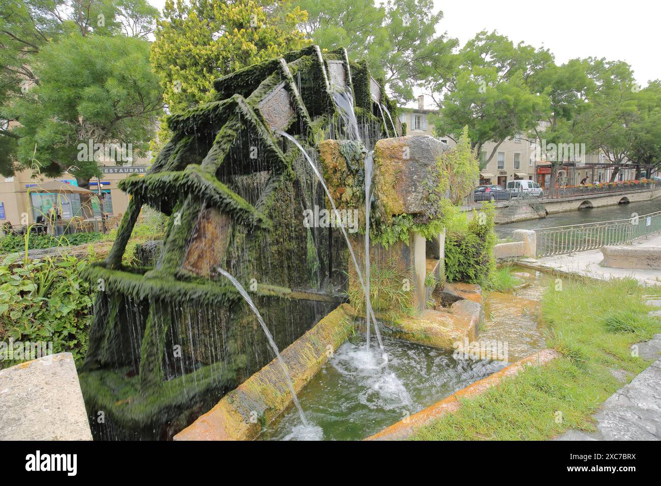 Mooswasserrad auf dem Fluss La Sorgue, Wasserspiele, Wasserdüsen, Schaufelrad, Moos, L'Isle-sur-la-Sorgue, Vaucluse, Provence, Frankreich Stockfoto