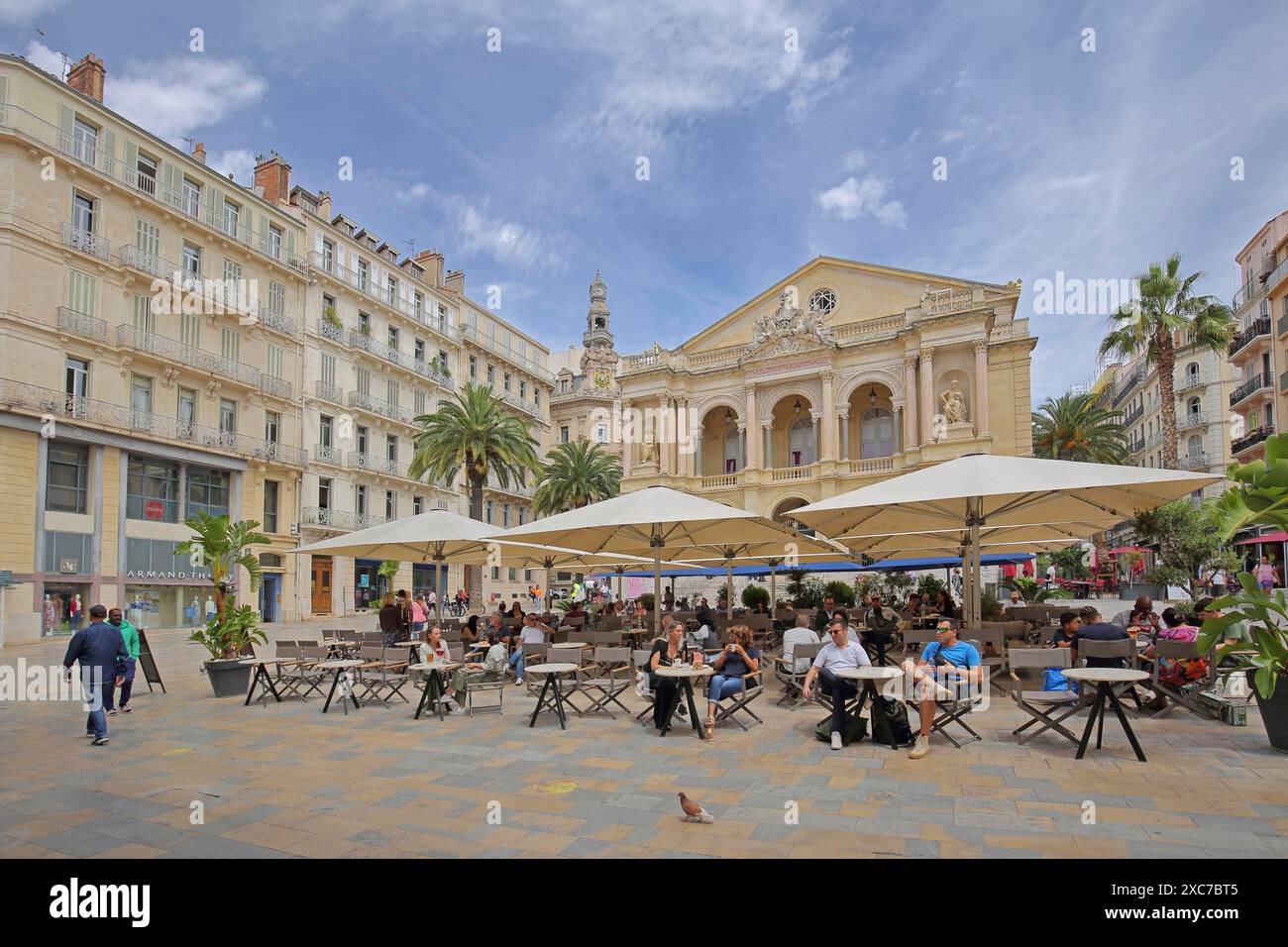 Straßenkneipe mit Gästen, Menschen und Oper, Theater, Häuser, Place Victor Hugo, Toulon, Var, Provence, Frankreich Stockfoto