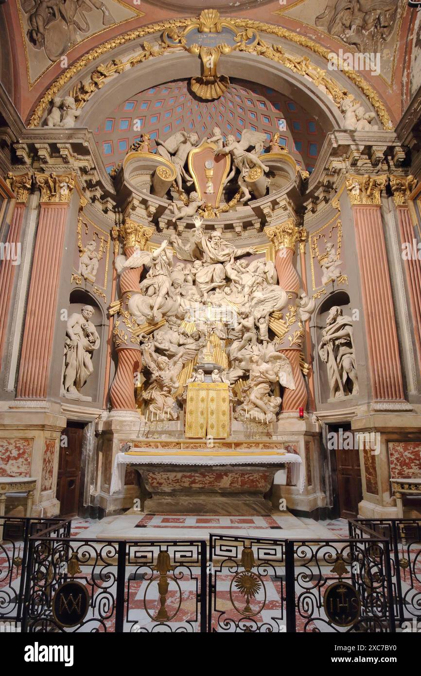 Chor und Hochaltar mit Altarbildern, Dekorationen und Skulpturen der barocken Kirche Sainte-Marie-de-la-SEDs, Innenansicht, Kunst und Handwerk Stockfoto