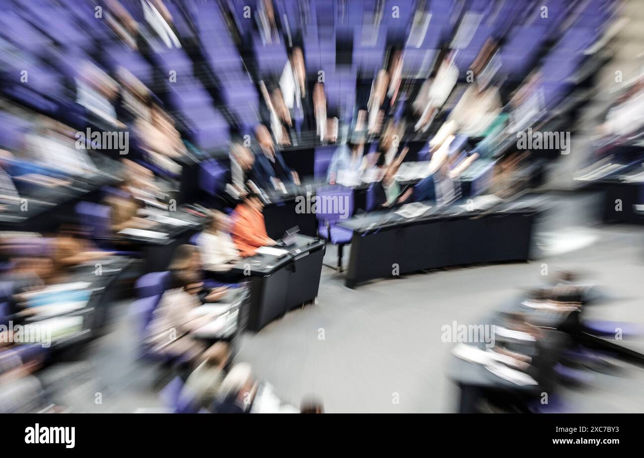 Zoom-Effekt-Foto, Parlamentsabgeordneter im Plenarsaal des Deutschen Bundestages, Berlin, 13. Juni 2024, Berlin, Berlin, Deutschland Stockfoto