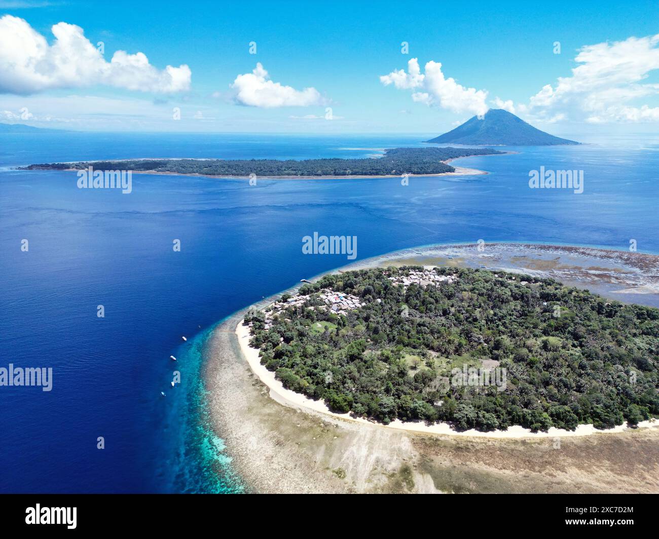 Indonesien Bunaken - Blick auf die Drohne auf die Insel Siladen und Bunaken mit Korallenriff Stockfoto