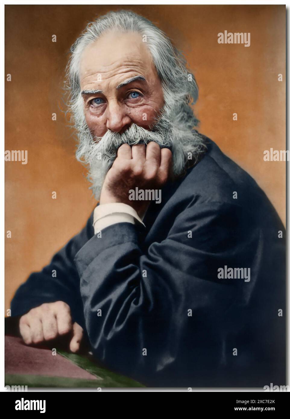 Ein nachdenklicher älterer Mann mit langem weißen Bart und blauen Augen, der sein Kinn auf der Hand hält. Der heitere Ausdruck und die sanften Farben vermitteln Weisheit und Kontemplation Colorized Porträt von Walt Whitman (1819–1892), das 1869 aufgenommen wurde, als er 50 Jahre alt war. Walt Whitman Jr. war ein einflussreicher amerikanischer Dichter, Essayist und Journalist. Bekannt als der Vater der freien Verse, nahm er Transzendentalismus und Realismus in seine Schriften ein. Seine Verse-Sammlung „Leaves of Grass“, die erstmals 1855 veröffentlicht wurde, ist ein Meilenstein in der amerikanischen Literatur. Whitmans Vermächtnis ist in der amerikanischen Literatur nach wie vor stark. Stockfoto