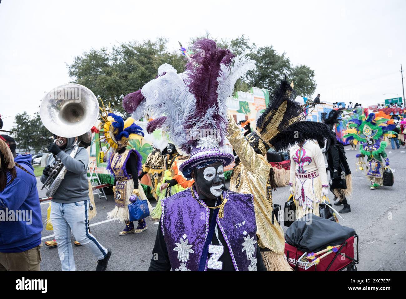 Zulu Tramps in komplexen und farbenfrohen Kostümen und Gesichtsfarbe tanzen während ihrer jährlichen Mardi Gras-Parade durch die Straßen von New Orleans. Stockfoto