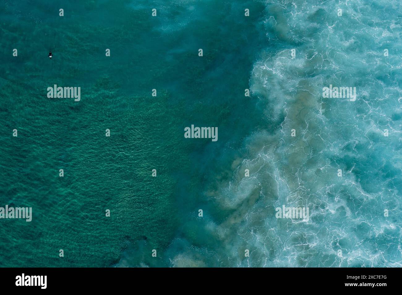 Wellen brechen im Winter am Strand von Sydney von oben in einem Hubschrauber Stockfoto