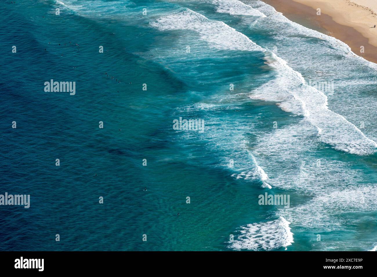 Wellen brechen im Winter am Strand von Sydney von oben in einem Hubschrauber Stockfoto