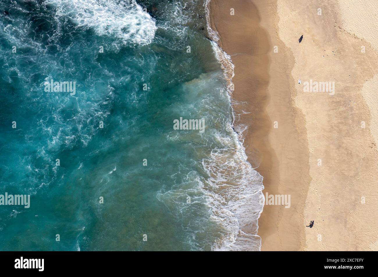 Wellen brechen im Winter am Strand von Sydney von oben in einem Hubschrauber Stockfoto