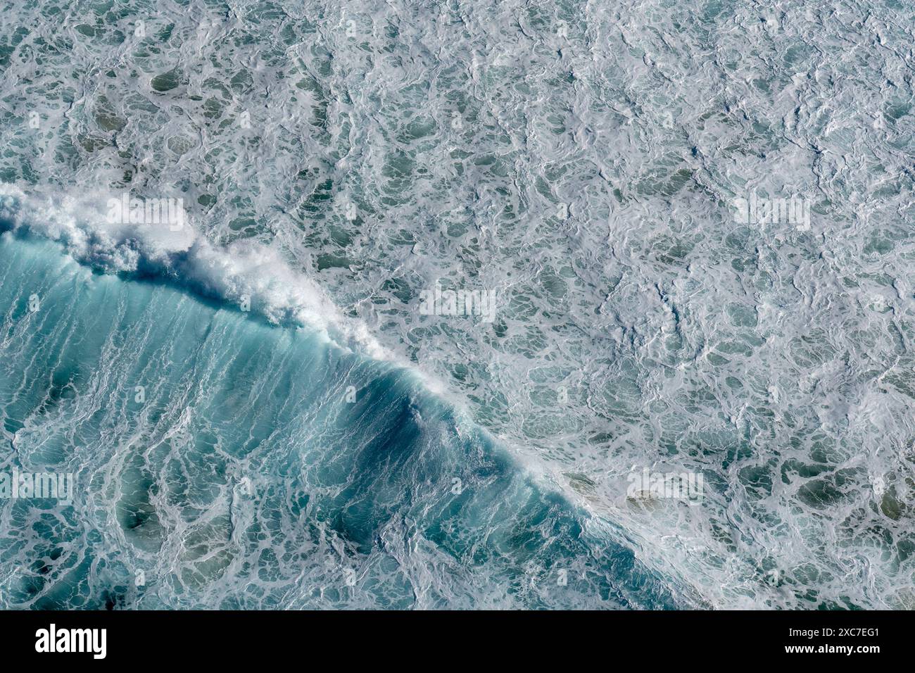 Wellen brechen im Winter am Strand von Sydney von oben in einem Hubschrauber Stockfoto
