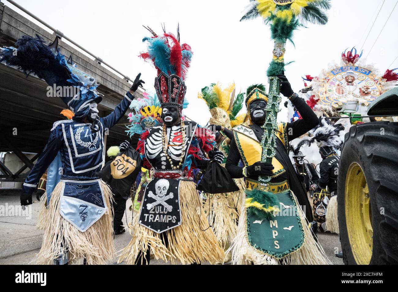 Zulu Tramps in komplexen und farbenfrohen Kostümen und Gesichtsfarbe tanzen während ihrer jährlichen Mardi Gras-Parade durch die Straßen von New Orleans. Stockfoto