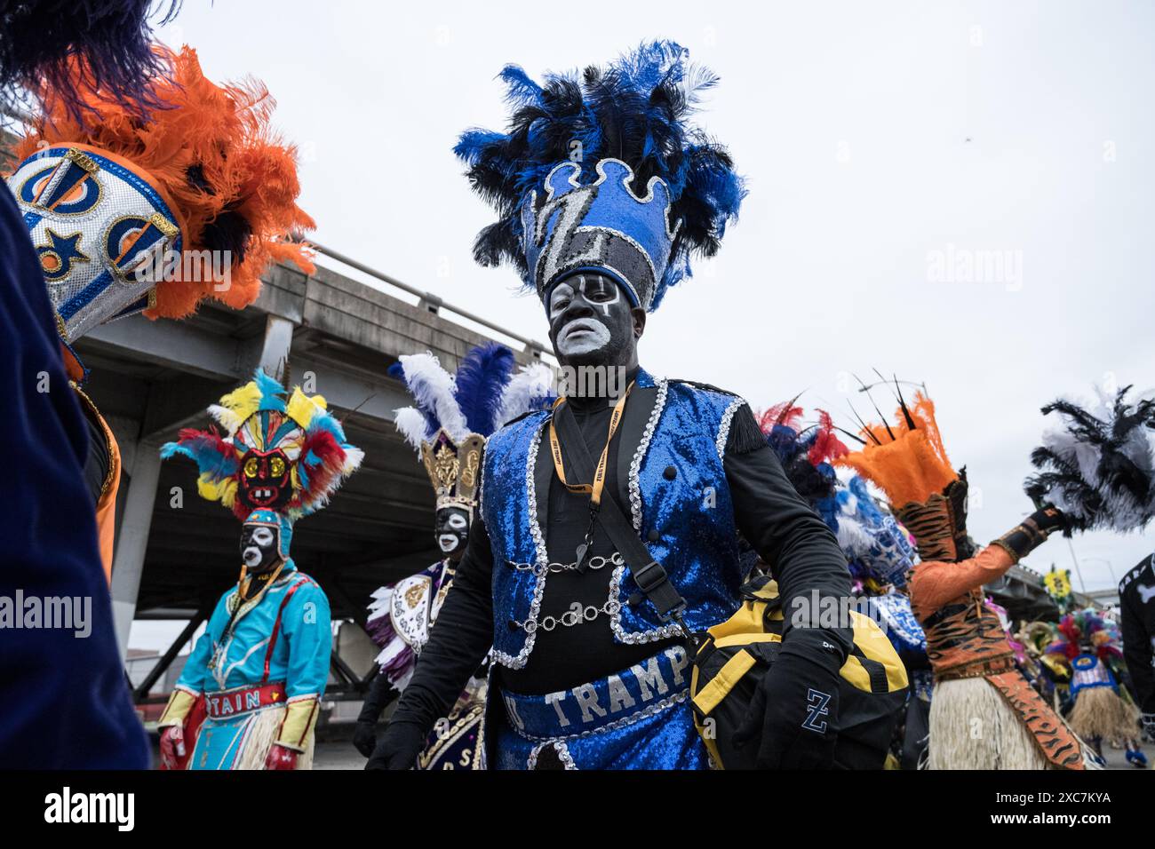 Zulu Tramps in komplexen und farbenfrohen Kostümen und Gesichtsfarbe tanzen während ihrer jährlichen Mardi Gras-Parade durch die Straßen von New Orleans. Stockfoto