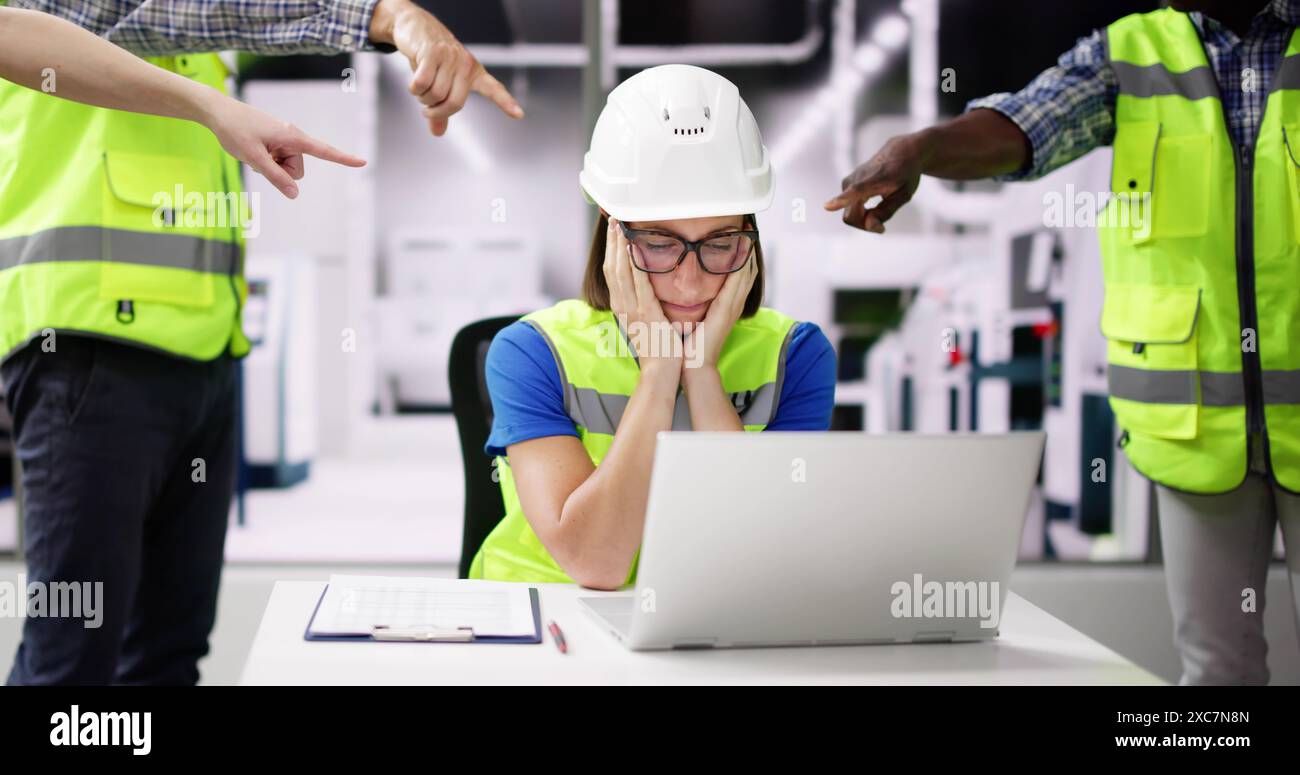 Ingenieur Für Schuldzuweisungen Und Mobbing. Zeigefinger Auf Den Arbeitsplatz Stockfoto