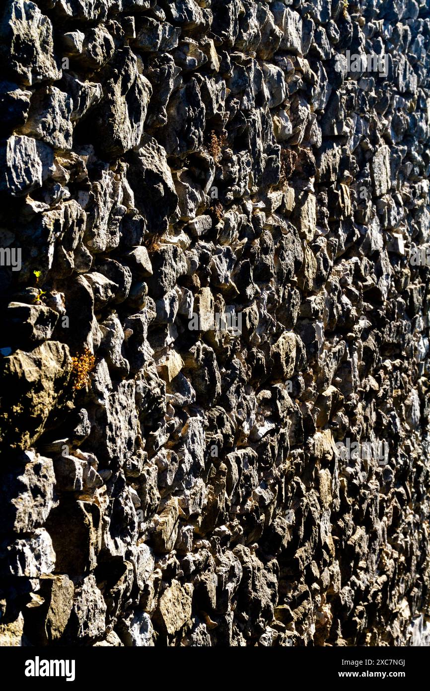 Steinwand Hintergrund Winkel starke Schatten Stockfoto