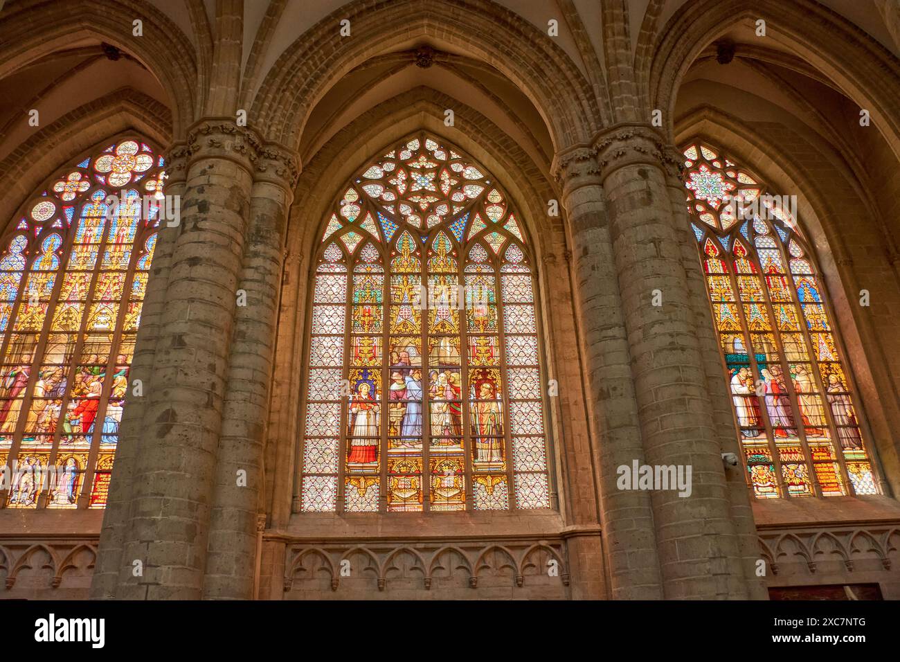 Brüssel, Belgien; Juni 2024; Buntglasfenster der Kathedrale St. Michael und St. Gudula. Gemälde auf Glas in der St. Michael's Ca Stockfoto