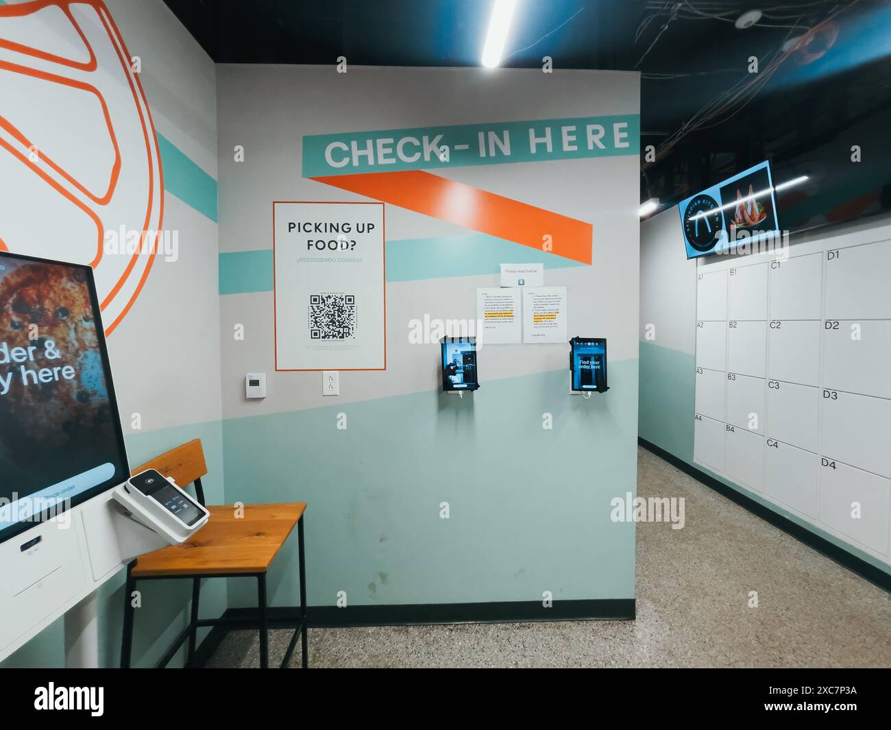 Eine Geisterküche in St. Louis, MO, USA, mit 12 Restaurantmarken und intelligenten Kiosken und Schließfächern für Kunden und Lieferfahrer, um Lebensmittel zu sammeln Stockfoto
