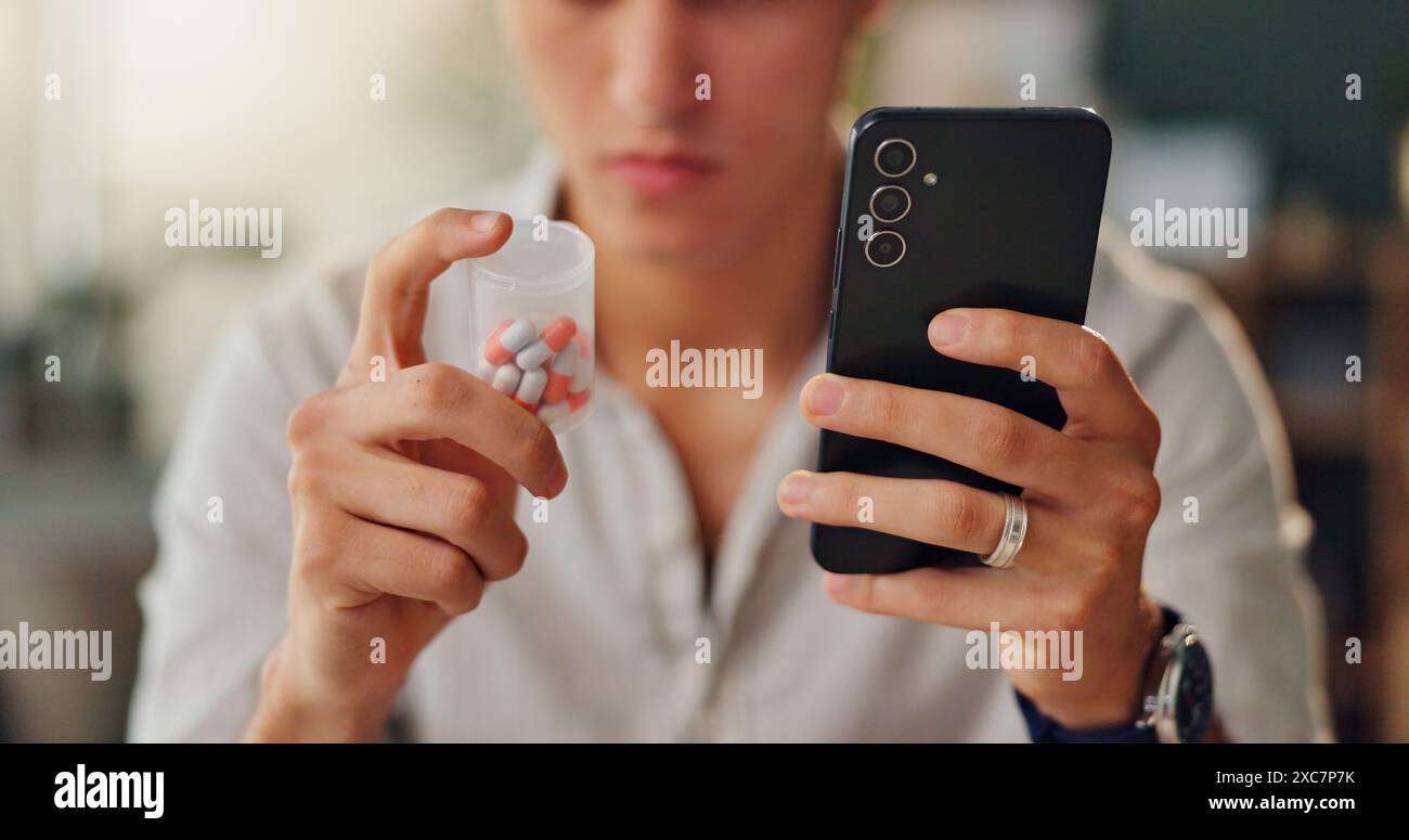 Person, Hände und Pillen mit Telefon für Medikamente, Dosierung oder Nebenwirkungen und Symptome zu Hause. Nahaufnahme des Patienten, der Tabletten überprüft oder liest Stockfoto