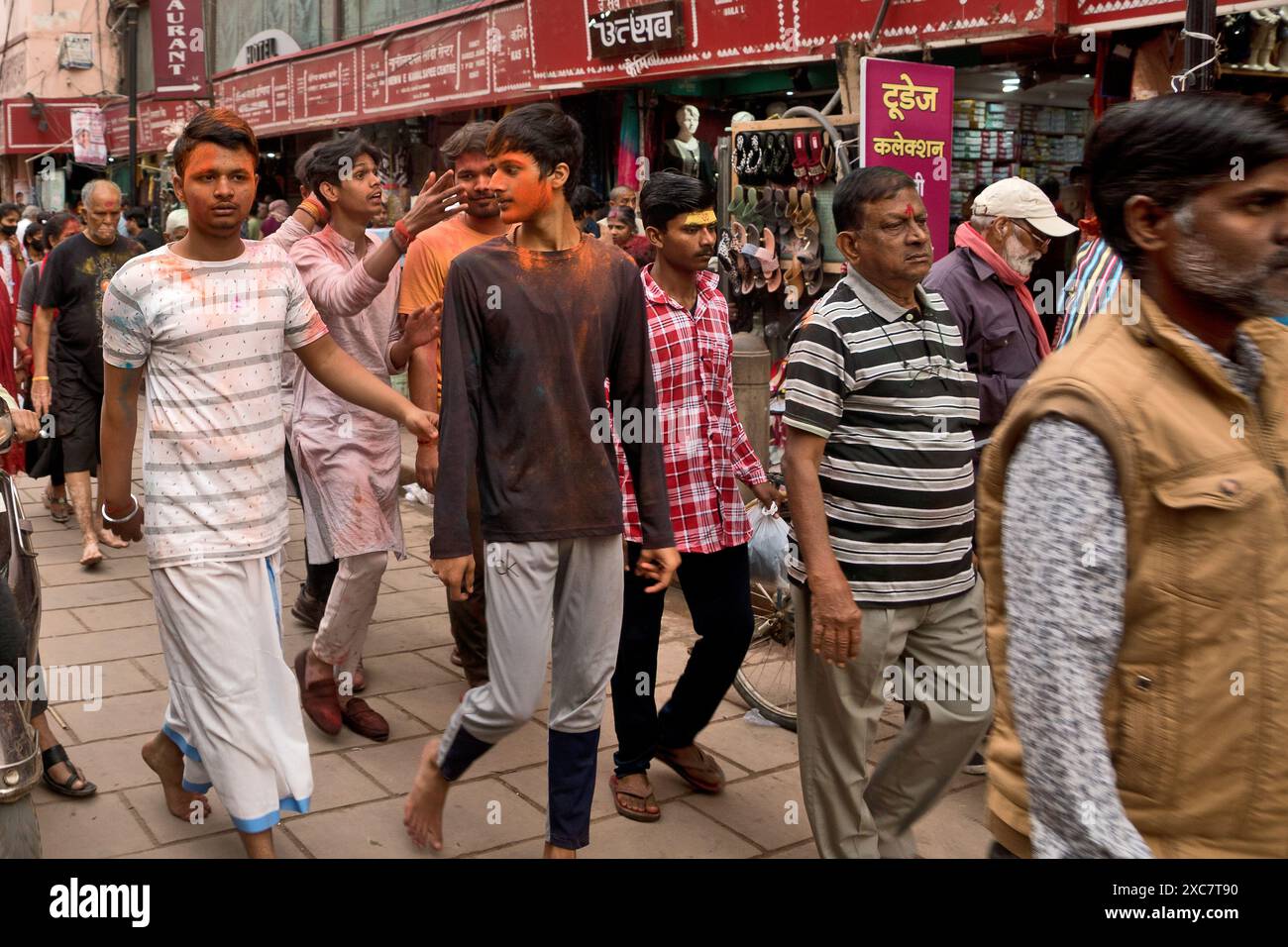 Varanasi, Indien: Holi Spring Festival. Varanasi ist eine der ältesten Städte Indiens und gilt als die heiligste Stadt des Hinduismus. Stockfoto