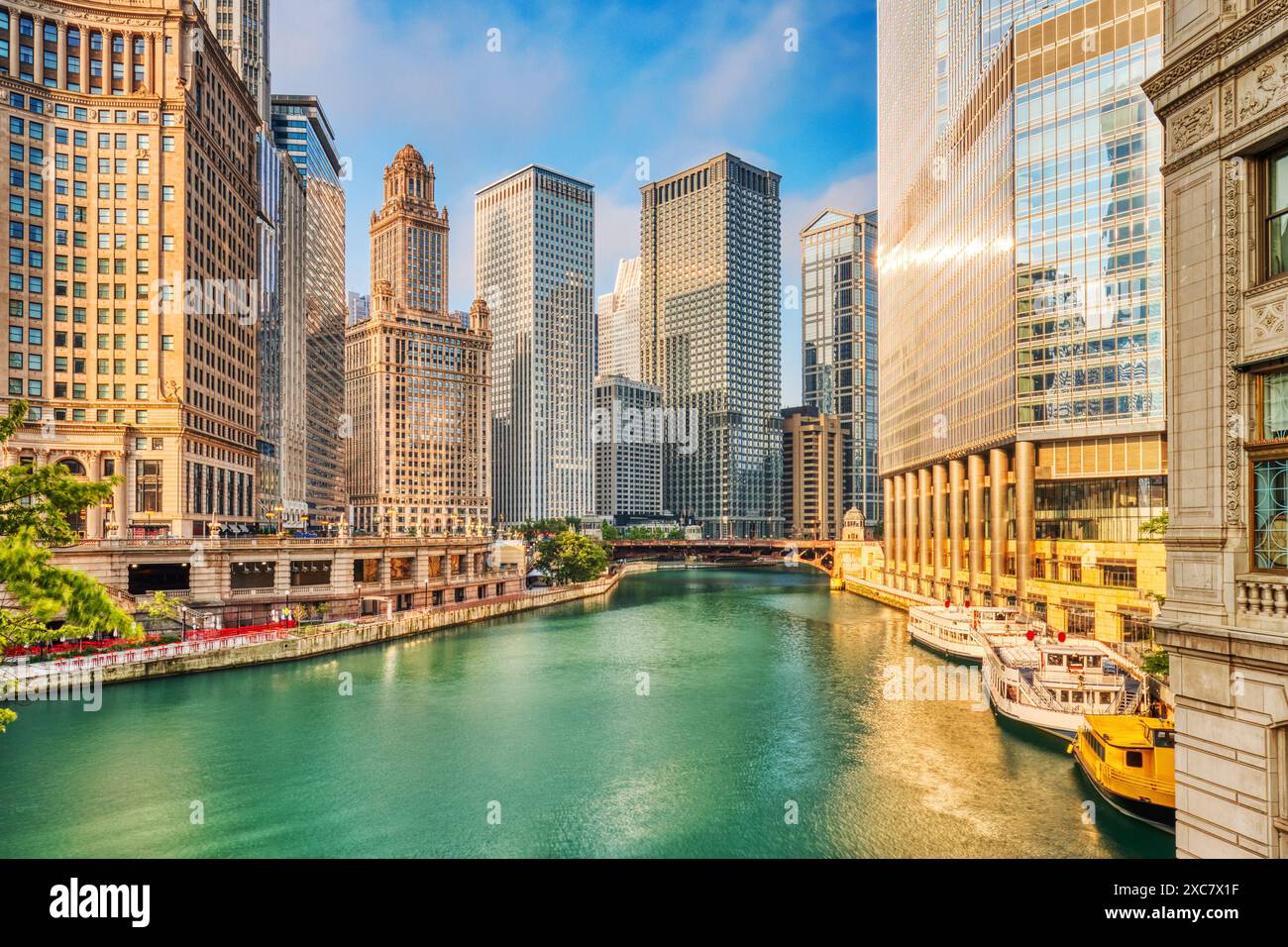 Chicago Downtown City-Landschaft mit Chicago River bei Sunrise, Illinois Schlüsselwörter: chicago, Skyline, Stadtbild, Downtown, Riv Stockfoto