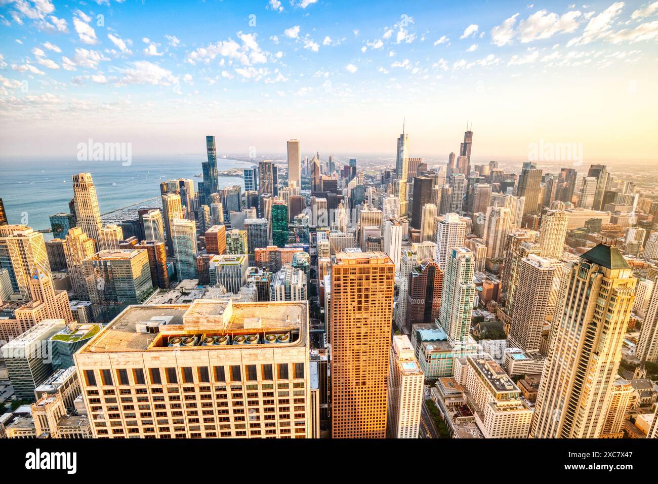 Blick auf die Skyline von Chicago bei Sonnenuntergang, Illinois Schlüsselwörter: chicago, Skyline, Luft, Stadtlandschaft, Stockfoto