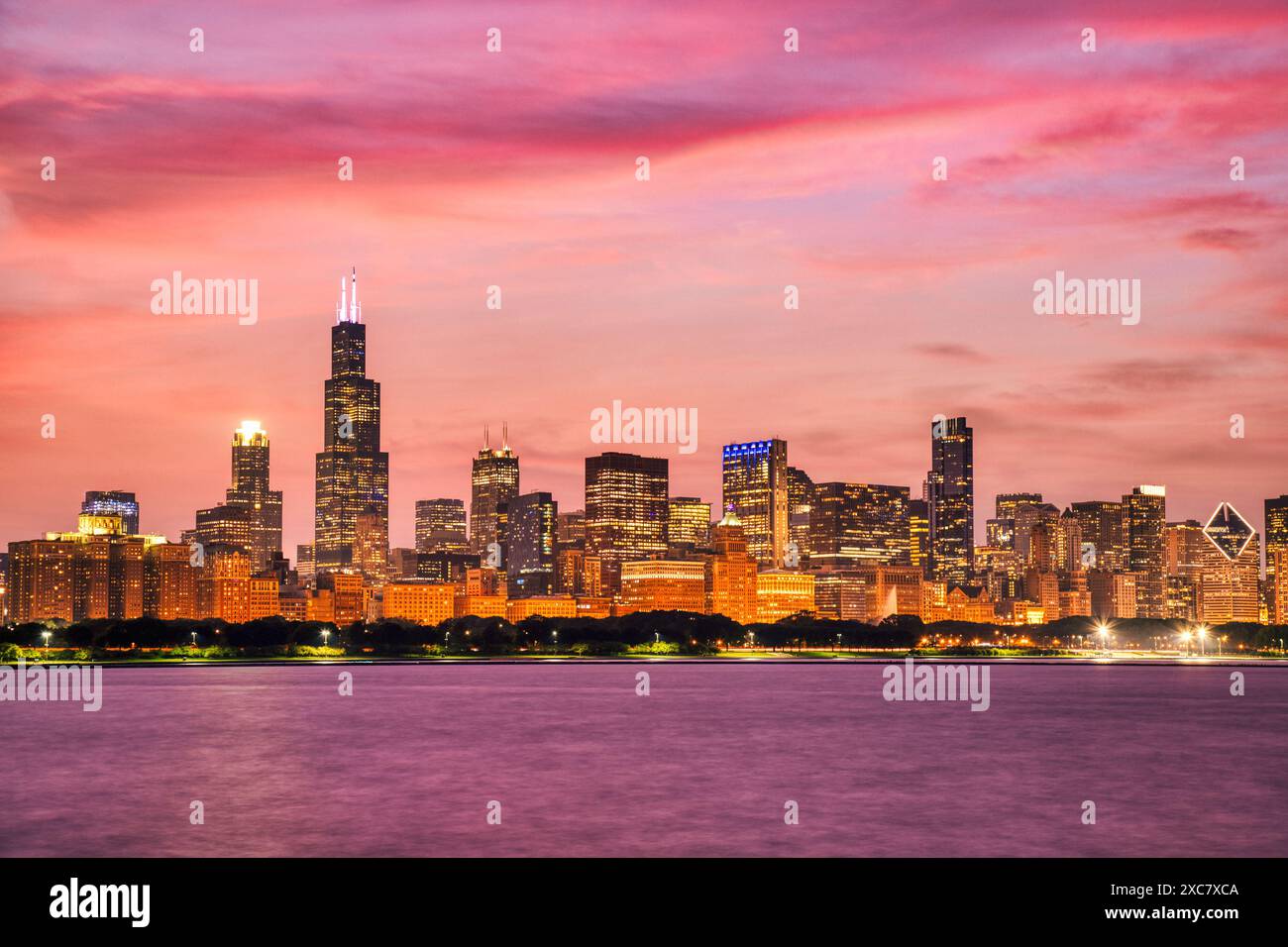 Chicago Skyline bei Sonnenuntergang über dem Lake Michigan, Illinois Schlüsselwörter: chicago, Skyline, Stadtbild, unten Stockfoto