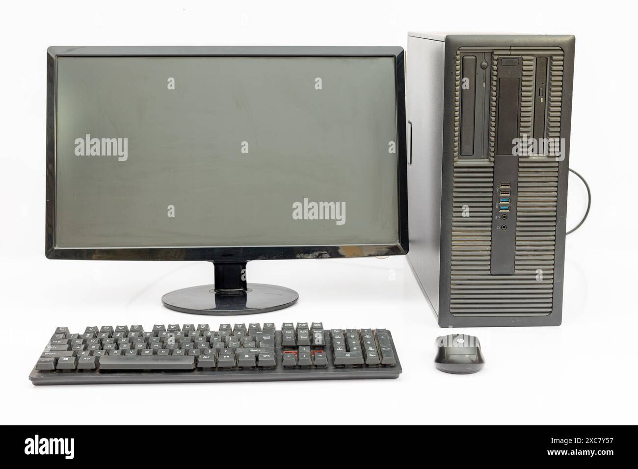 Desktop-Computer-Setup mit Monitor, Tastatur und Maus. Vorderansicht. Stockfoto