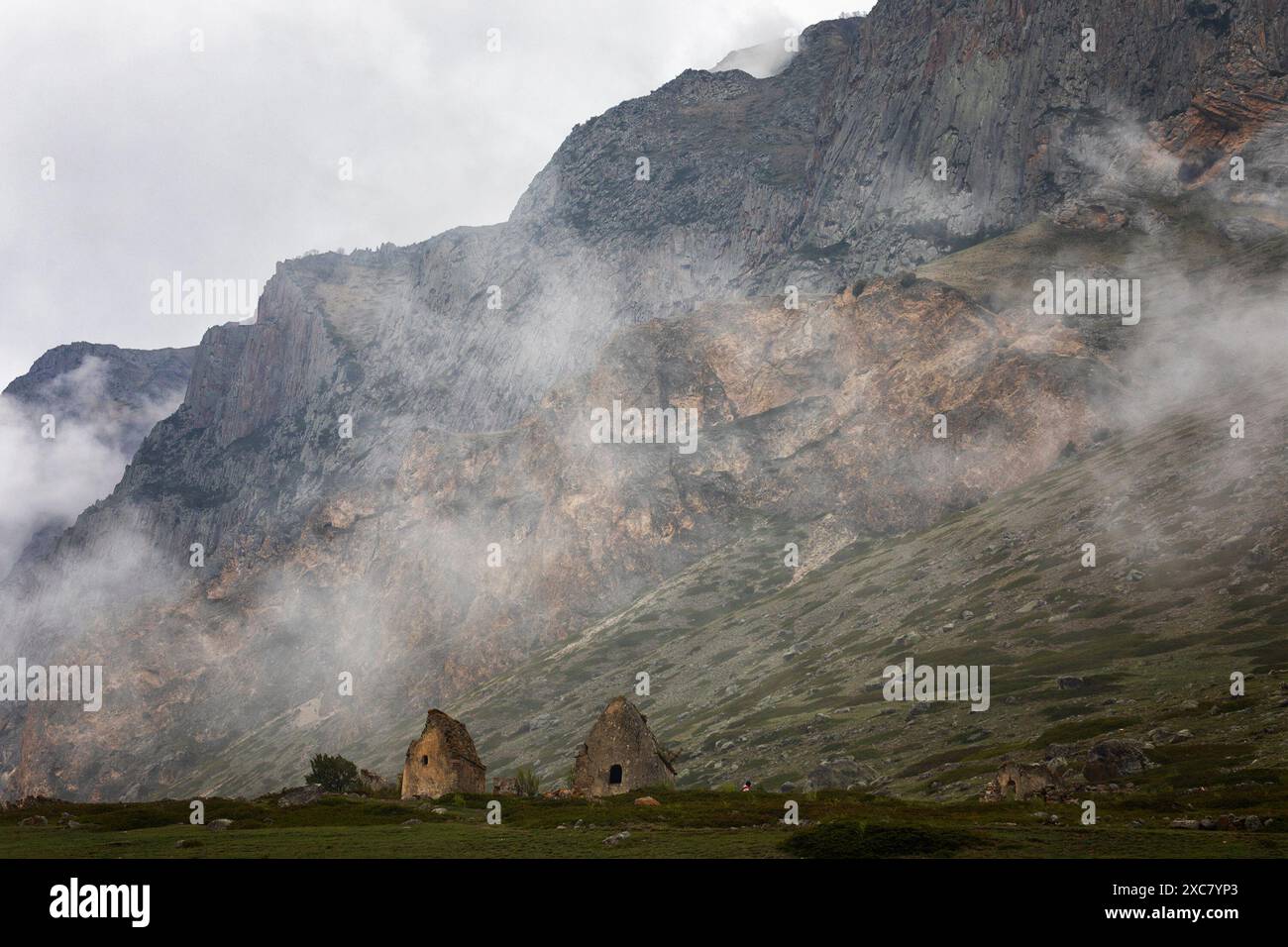Karachay-Tscherkessia Touristen in der Stadt der Toten Eltyubyu. Russland Stockfoto