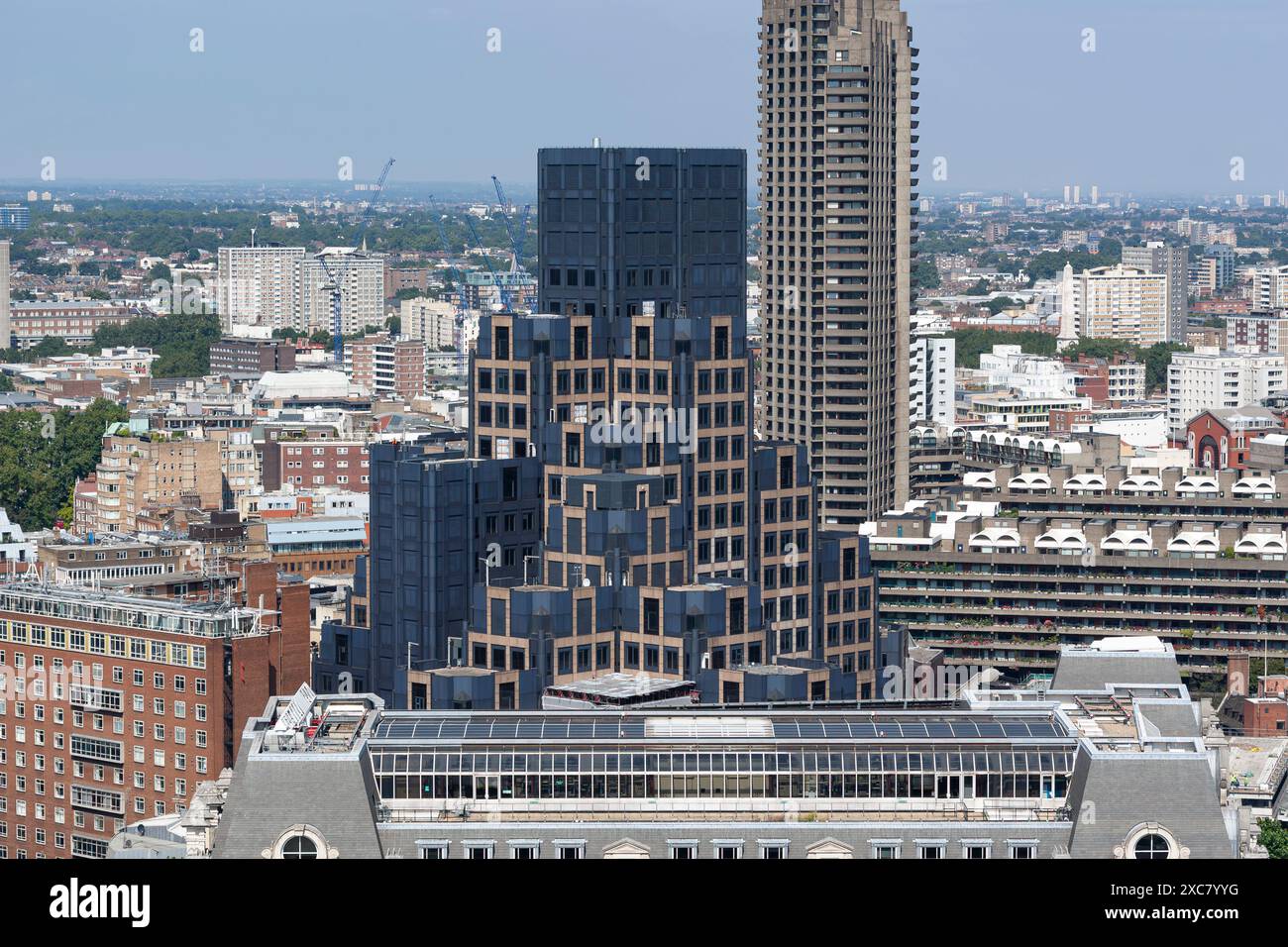 Bürogebäude 200 Aldersgate während Renovierungs- und Modernisierungsarbeiten durch Helical plc im Jahr 2010, mit Gerüsten zum Haupteingang. Stockfoto