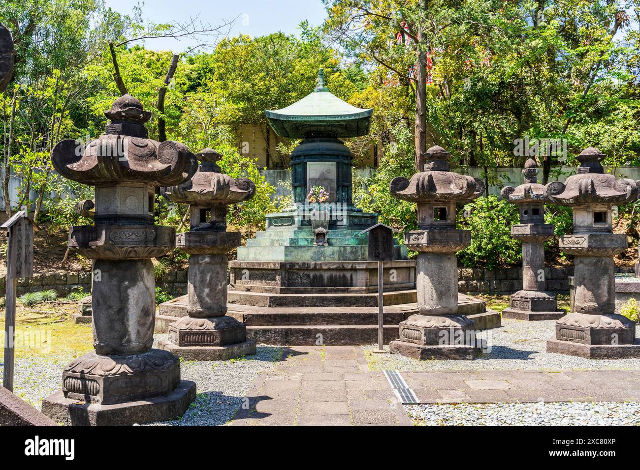 Der Friedhof hinter der Großen Halle in Zojoji, wo Tokugawa-Shogune begraben wurden, Tokio, Minato-Bezirk, Japan. Stockfoto