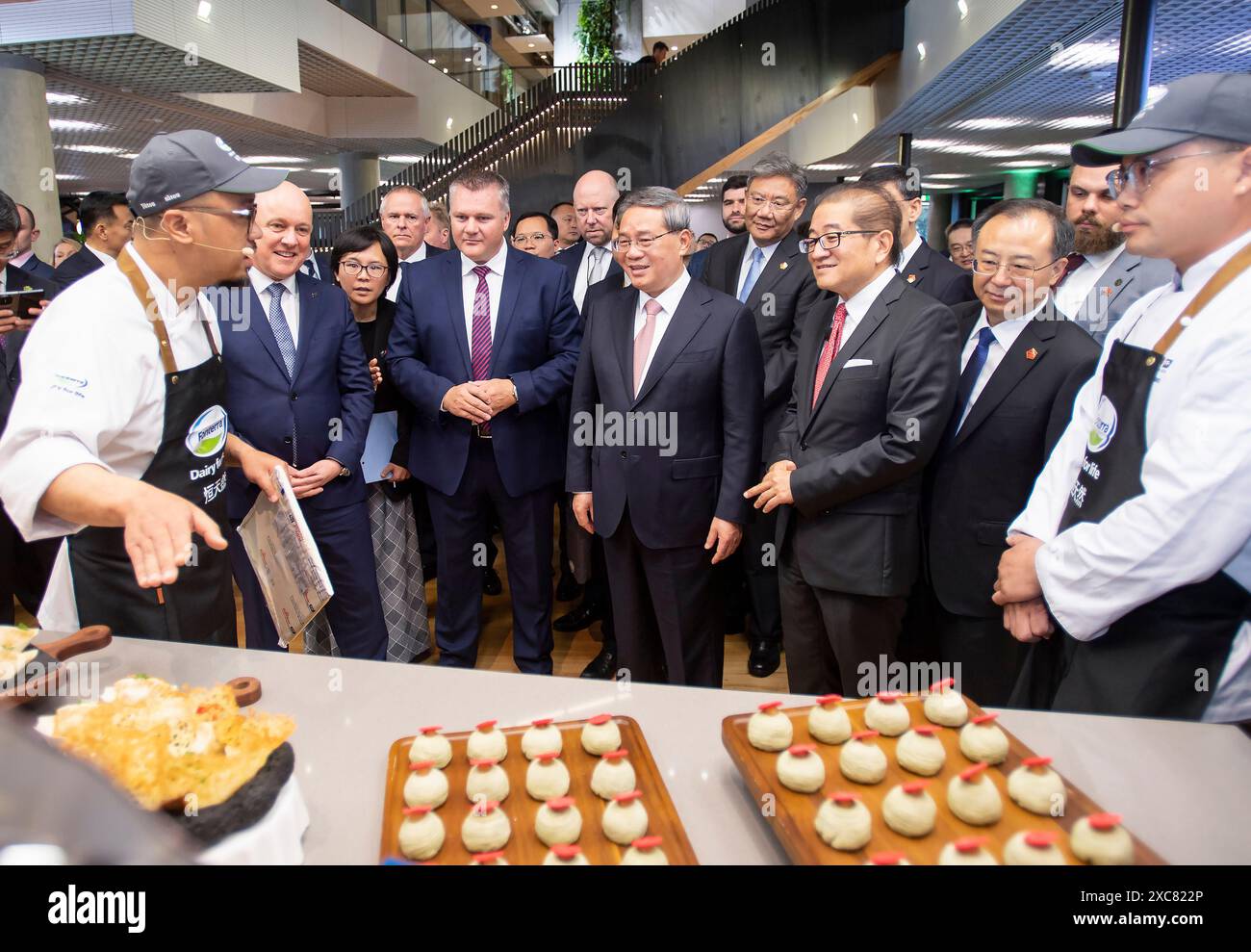 Wellington, Neuseeland. Juni 2024. Der chinesische Premierminister Li Qiang besucht am 15. Juni 2024 das Hauptquartier des neuseeländischen Milchunternehmens Fonterra mit dem neuseeländischen Premierminister Christopher Luxon in Auckland, Neuseeland. Quelle: Li Tao/Xinhua/Alamy Live News Stockfoto