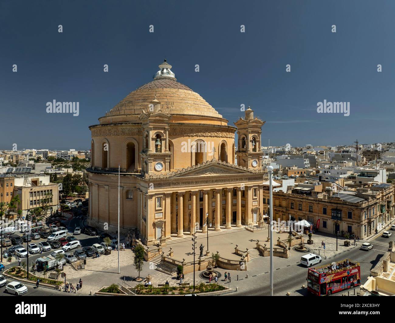 Mgarr, Malta - Panorama der Bucht von Gnejna, dem schönsten Strand Maltas und goldenen Felsen aus Ta Lippija Stockfoto