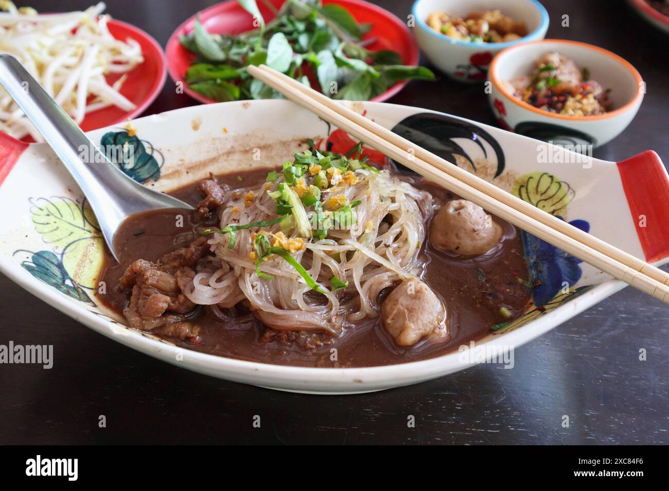 Heiße und scharfe Nam-Tok-Nudelsuppe mit Fleischbällchen Stockfoto