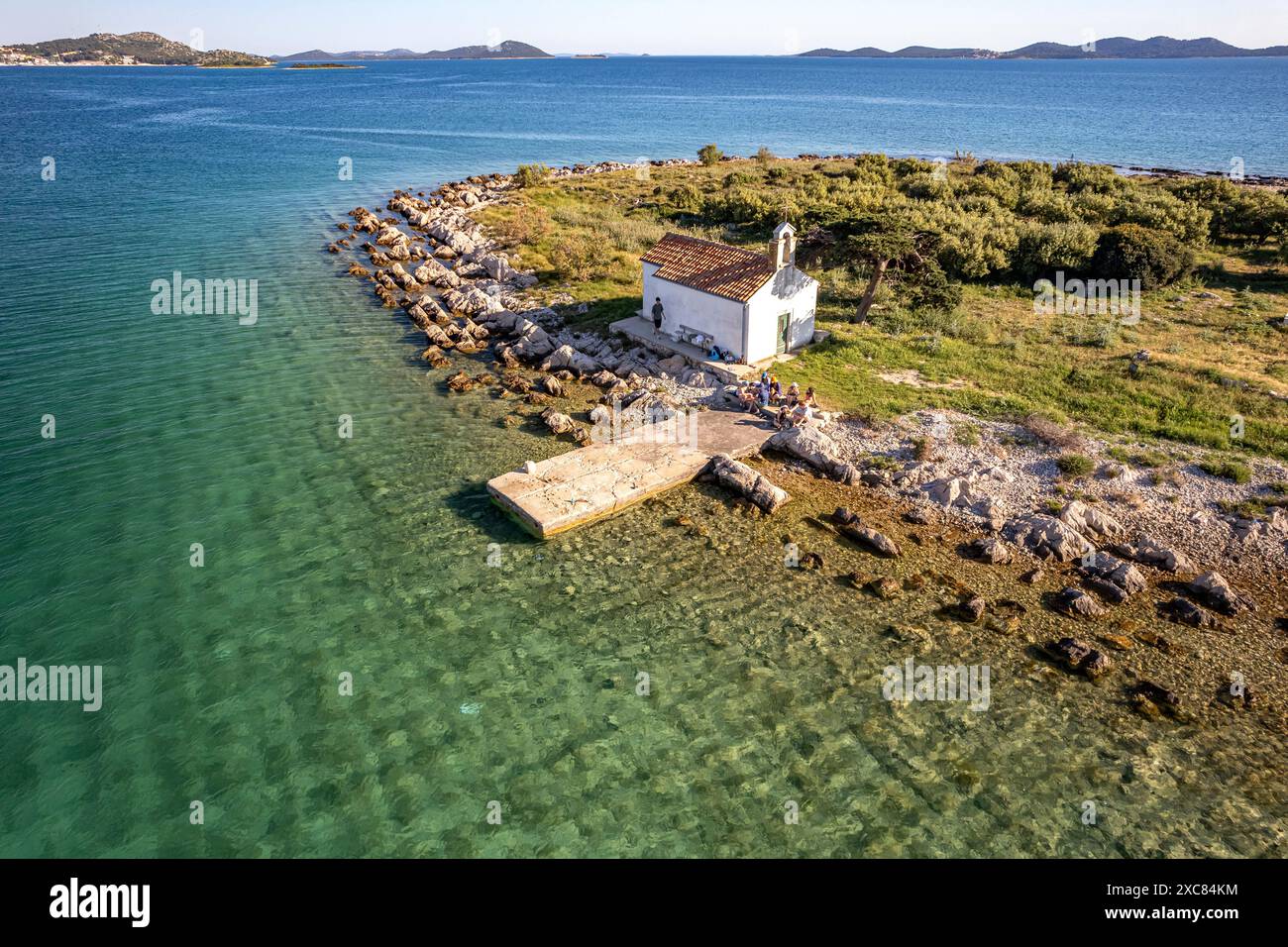 Die Insel Sveta Justina mit der Kirche von St. Justina aus der Luft gesehen, Pakostane, Kroatien, Europa | Sveta Justina isand und St. Justina Kirche Stockfoto