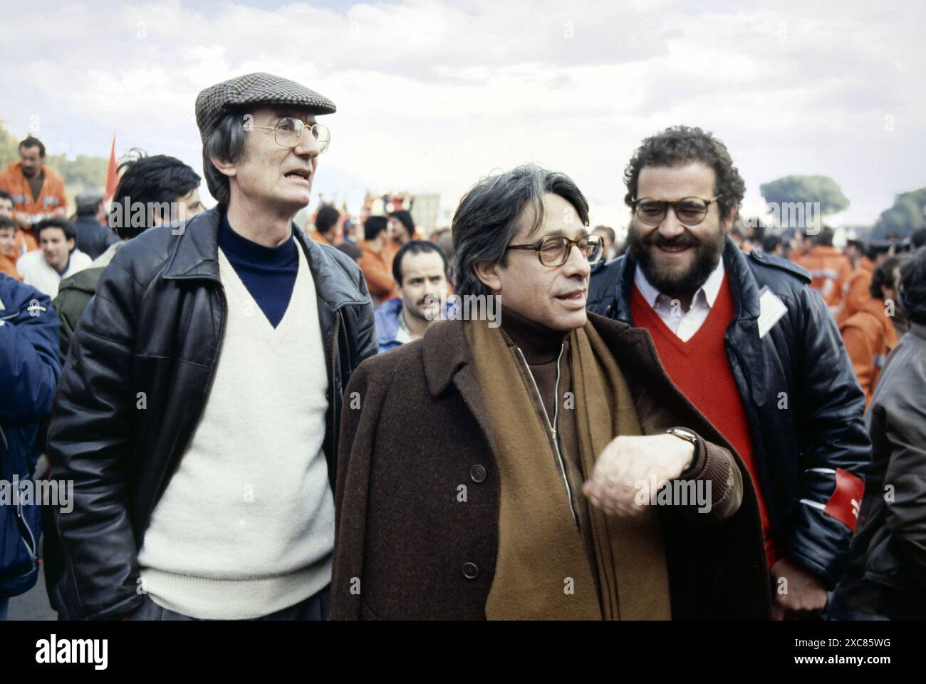 - Filmregisseure Carlo Lizzani, Luigi Magni und Paolo Pietrangeli nehmen an einer PCI-Demonstration gegen die Regierung von Craxi in Rom Teil (März 1984) - i registi cinematografici Carlo Lizzani, Luigi Magni e Paolo Pietrangeli partecipano a Roma ad una manifestazione del PCI contro il Governno Craxi (marzo 1984) Stockfoto