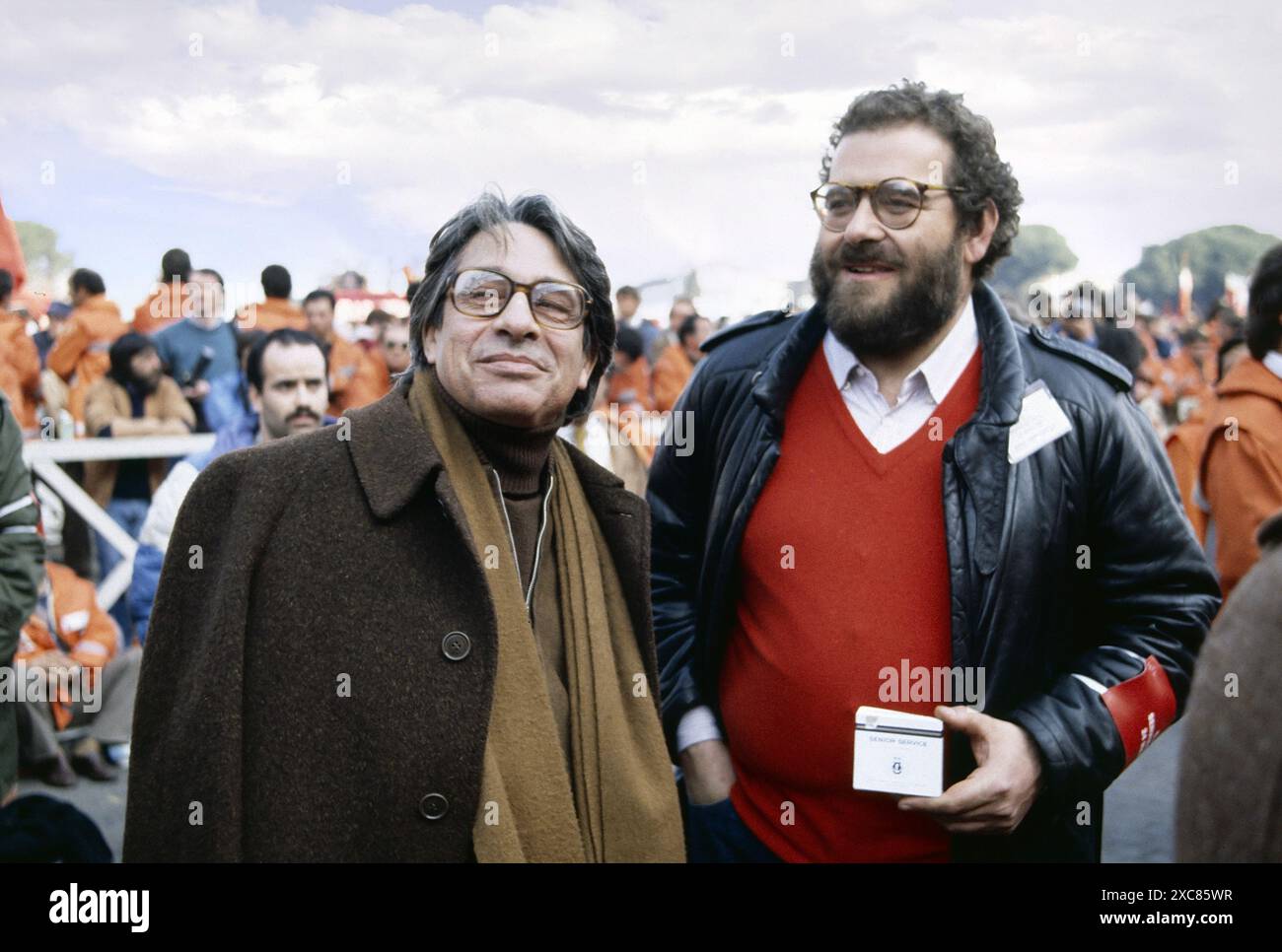 - Die Filmregisseure Luigi Magni und Paolo Pietrangeli nehmen an einer PCI-Demonstration gegen die Craxi-Regierung in Rom Teil (März 1984) - i registi cinematografici Luigi Magni e Paolo Pietrangeli partecipano a Roma ad una manifestazione del PCI contro il Governno Craxi (marzo 1984) Stockfoto