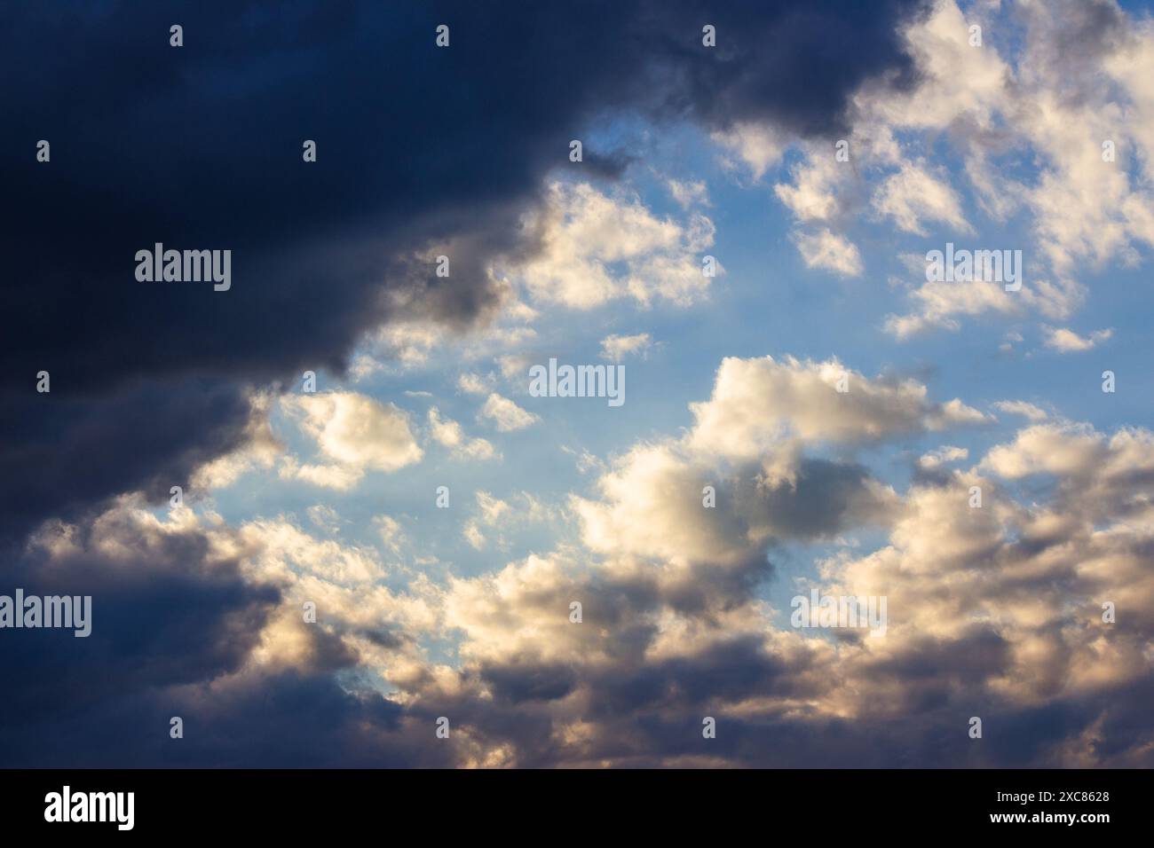 Trübes Wetter Meteorologie Hintergrund. cumulus Wolken am blauen Himmel, vom Wind geweht Stockfoto