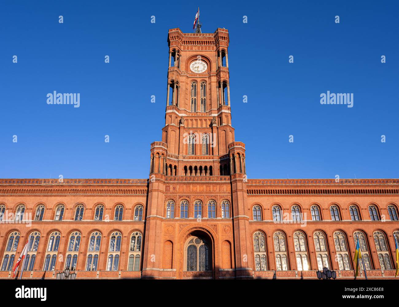 Das Rathaus von Berlin, das sogenannte Rote Rathaus, an einem sonnigen Tag Stockfoto