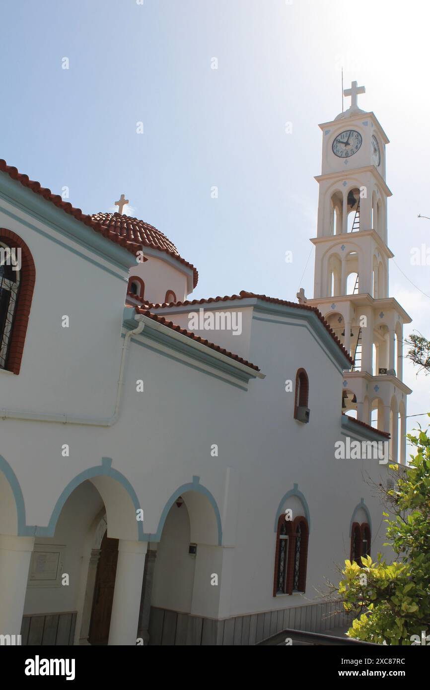 Das Dorf Mitilinii liegt im Zentrum der Insel Samos am östlichen Ausläufer des Ambelos-Berges - Kirche Stockfoto