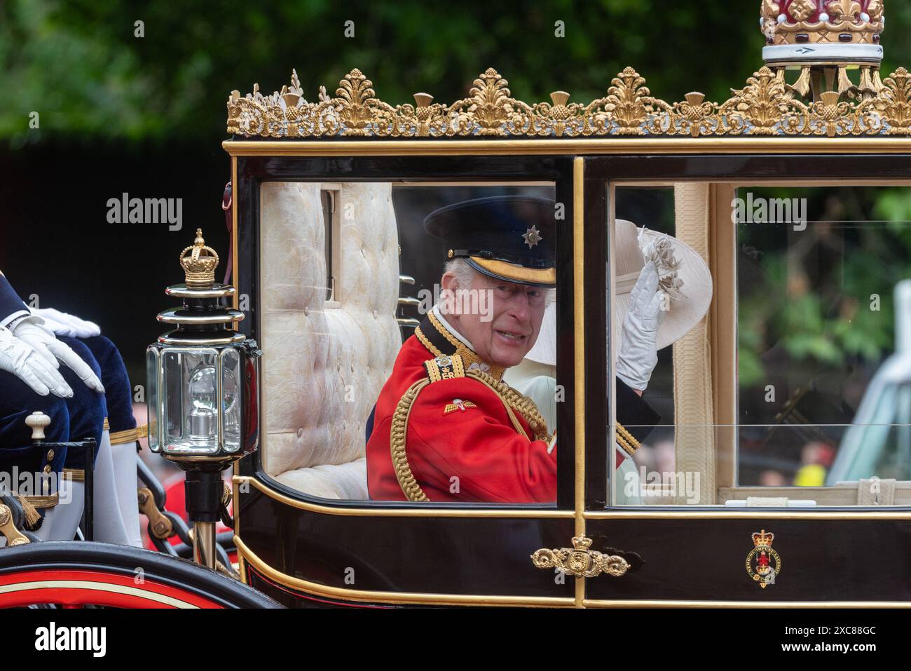 The Mall, Westminster, London, Großbritannien. Juni 2024. Die königliche Familie, massenhafte Bands und Truppen reisten die Mall hinunter zur Horse Guards Parade, um die Trooping of the Colour Zeremonie, auch bekannt als die Geburtstagsparade des Königs, zu veranstalten. Für 2024 fällt die Ehre der No. 9 Company Irish Guards, ihre Farbe zu truppen. König Karl III. Reiste in einer Kutsche, nachdem er in den vergangenen Jahren zu Pferd geritten hatte Stockfoto