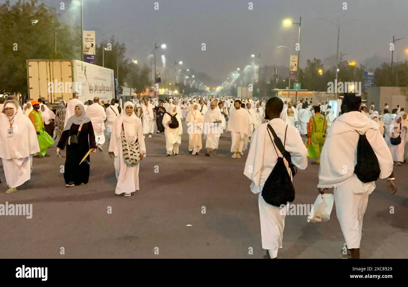 Muslimische Pilger kommen während der Hajj-2024-Pilgerreise auf den Berg Arafat an, südöstlich von Mekka muslimische Pilger kommen während der Hajj-2024-Pilgerfahrt südöstlich von Mekka, Saudi-Arabien, am 15. Juni 2024 auf dem Berg Arafat an. Seit den frühen Morgenstunden des Tages zogen sich Pilger in die Ebene des Mount Arafat, um eines der wichtigsten Rituale der Hajj-Pilgerfahrt durchzuführen. Die saudischen Behörden gaben an, dass über 1,5 Millionen Pilger in Saudi-Arabien für die diesjährige Hajj-Saison angekommen sind. Muslime, die an der diesjährigen islamischen Hajj-Pilgerreise teilnehmen, werden sich der Herausforderung eines signifikanten Temperaturanstiegs stellen, der eine bedeutet Stockfoto