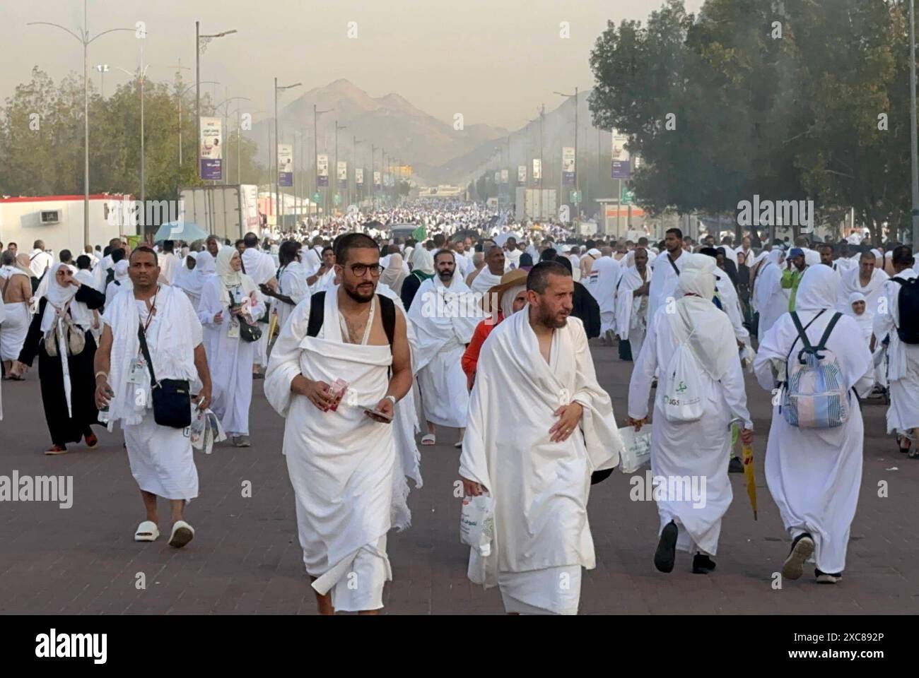 Muslimische Pilger kommen während der Hajj-2024-Pilgerreise auf den Berg Arafat an, südöstlich von Mekka muslimische Pilger kommen während der Hajj-2024-Pilgerfahrt südöstlich von Mekka, Saudi-Arabien, am 15. Juni 2024 auf dem Berg Arafat an. Seit den frühen Morgenstunden des Tages zogen sich Pilger in die Ebene des Mount Arafat, um eines der wichtigsten Rituale der Hajj-Pilgerfahrt durchzuführen. Die saudischen Behörden gaben an, dass über 1,5 Millionen Pilger in Saudi-Arabien für die diesjährige Hajj-Saison angekommen sind. Muslime, die an der diesjährigen islamischen Hajj-Pilgerreise teilnehmen, werden sich der Herausforderung eines signifikanten Temperaturanstiegs stellen, der eine bedeutet Stockfoto