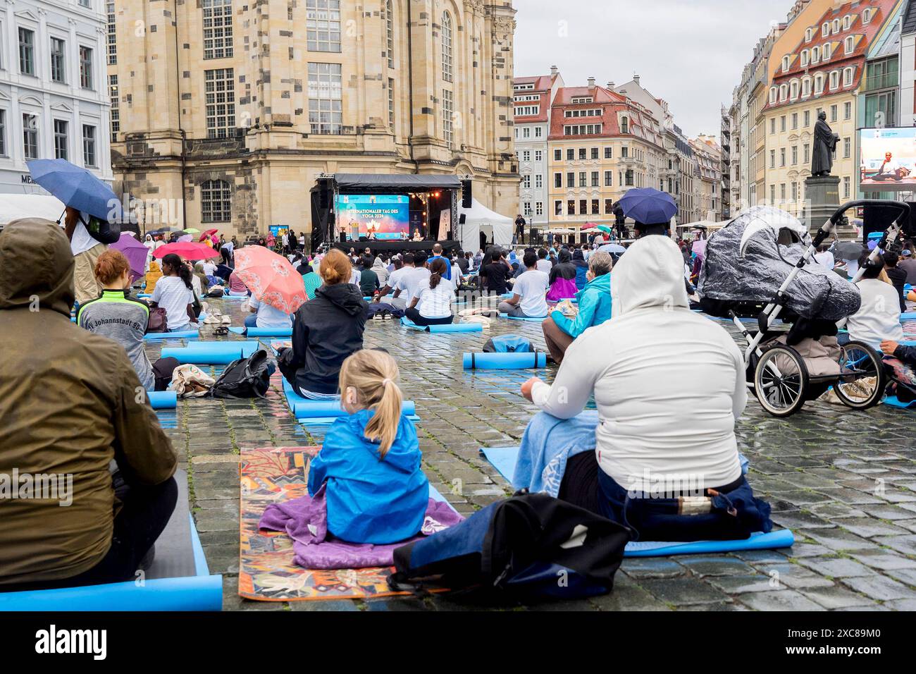 15.06.2024 viele Teilnehmer versammelten sich trotz gelegentlichem Regen vor der Frauenkirche auf dem Neumarkt Dresden Sachsen Deutschland *** 15 06 2024 Trotz gelegentlichem Regen versammelten sich viele Teilnehmer vor der Frauenkirche am Neumarkt Dresden Sachsen Deutschland Stockfoto