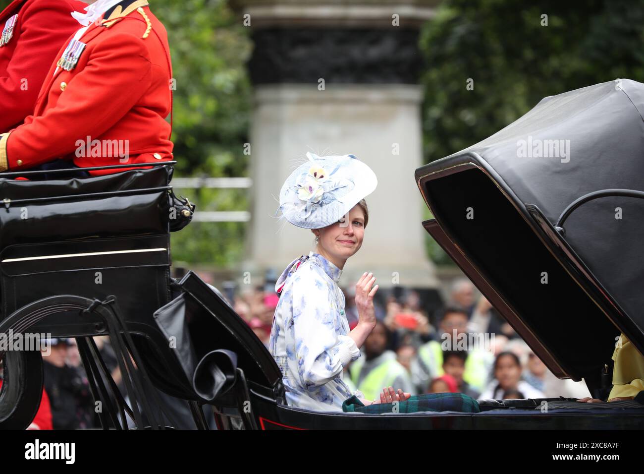 London, Großbritannien. Juni 2024. Truppe der Farbe. Im Juni findet jedes Jahr Trooping the Colour, auch bekannt als „The King's Birthday Parade“, auf der Horse Guards Parade in London statt. Mit seiner Majestät dem König, der den Salut nimmt, ist die Trooping the Colour der Höhepunkt des Zeremonialkalenders mit über 1400 Offizieren und Männern, 200 Pferden und den Marschkapellen der Haushaltsabteilung auf der Parade. Lady Louise Windsor winkt der Menge zu. Quelle: Uwe Deffner/Alamy Live News Stockfoto