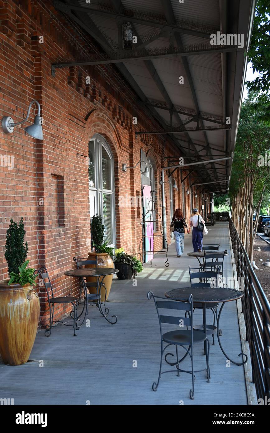 Alte Tabaklager, die in Wohnraum umgewandelt wurden, im historischen Viertel von Downtown Durham, North Carolina. Stockfoto