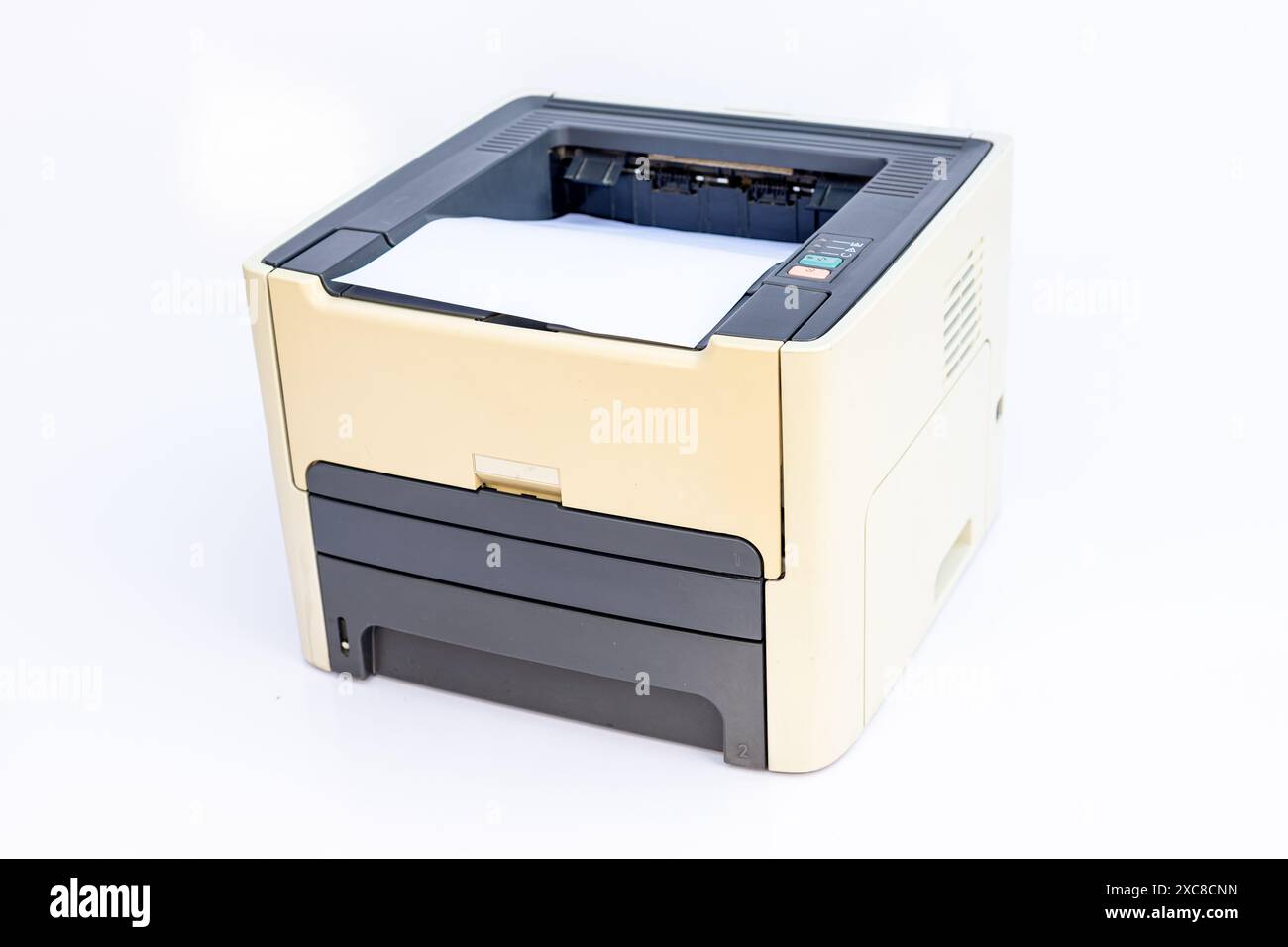 Drucker druckt Papier auf weißem Hintergrund Stockfoto