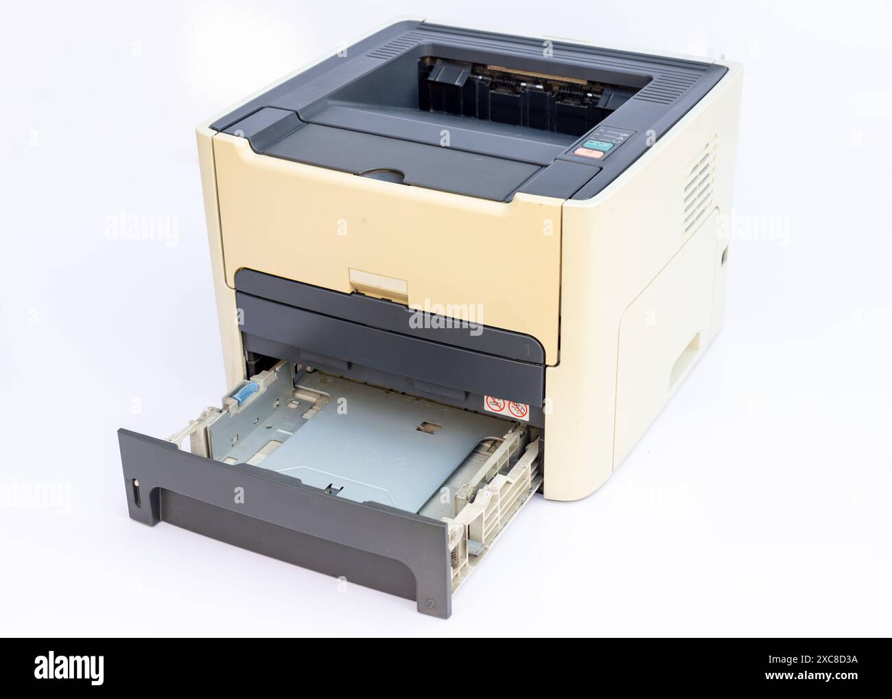 Drucker mit leerem Papierfach auf weißem Hintergrund Stockfoto
