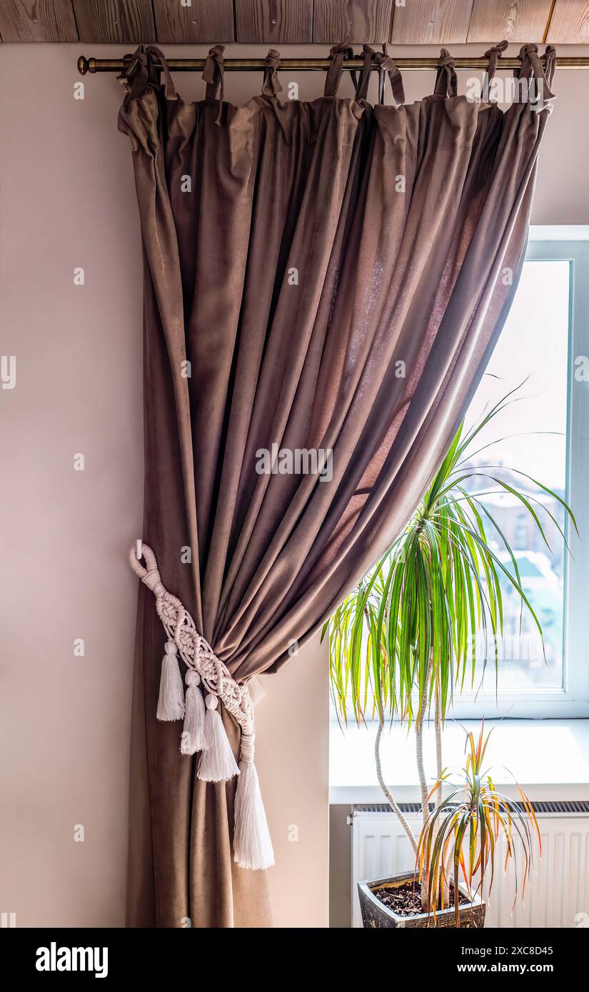 Vorhang im Boho-Stil im Innenraum Stockfoto