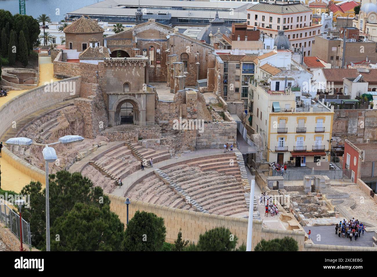 CARTAGENA, SPANIEN - 19. MAI 2017: Dies ist ein Blick aus der Luft auf die Ruinen des römischen Theaters und die Kathedrale St. Maria. Stockfoto