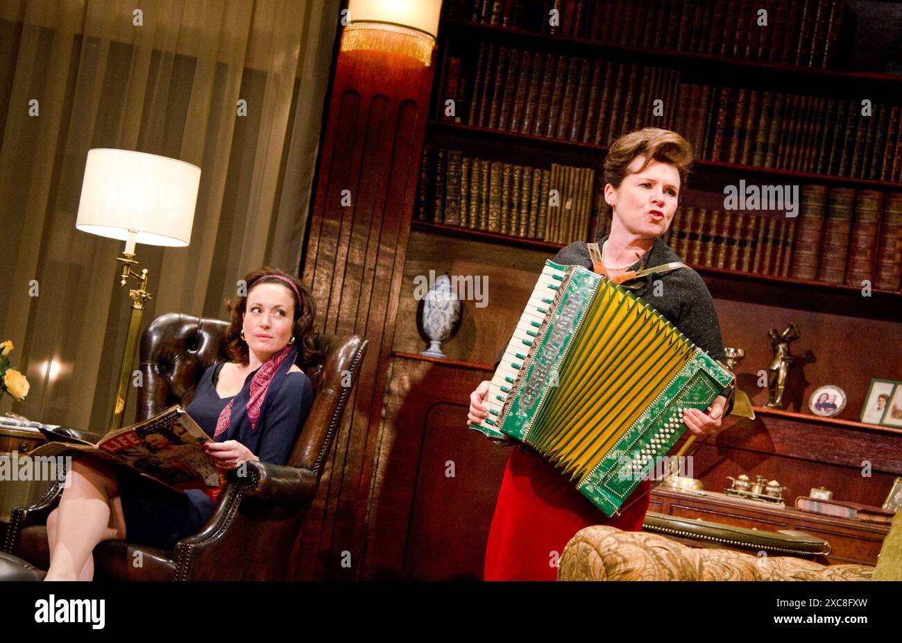 l-r: Lucy Cohu (Julia), Imelda Staunton (Claire) in A DELIKAT BALANCE von Edward Albee im Almeida Theatre, London N1 05/2011 Design: Laura Hopkins Beleuchtung: Guy Hoare Regie: James Macdonald Stockfoto